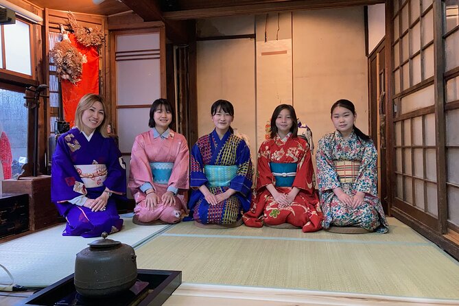 A Unique Antique Kimono and Tea ceremony Experience in English - Toku (Mr. Miyagawa) teaches tea manners in plain English