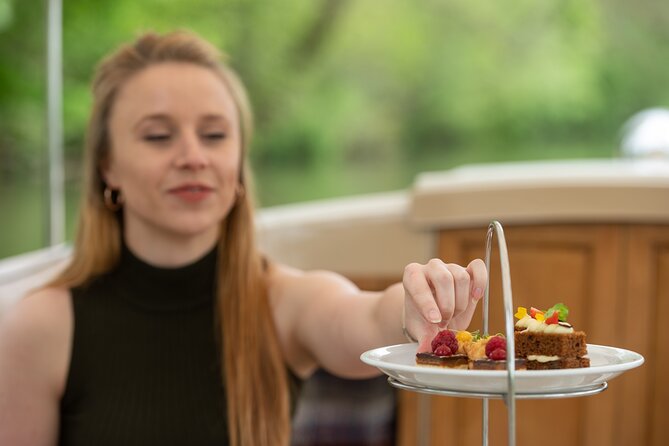 Afternoon Tea Sightseeing River Cruise in Oxford - Oxford Afternoon Tea on the Thames: What This 90-Minute Cruise Feels Like