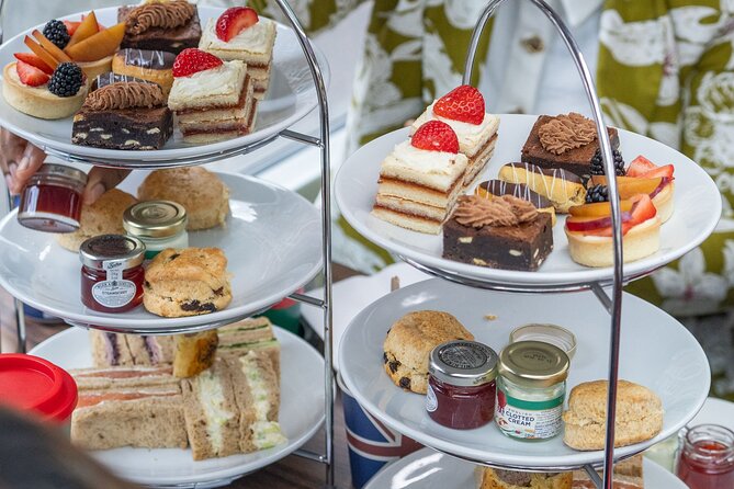 Buckingham Palace & Afternoon Tea Sightseeing Tour with PG Tips - A 3-in-1 London afternoon: coach icons, tea, then State Rooms