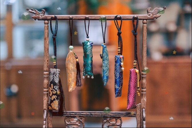 Chengdu-Create your OWN Cultural souvenir-With TEA and Snacks - Step-by-Step Instruction With Ms. Zeng’s Practical Teaching