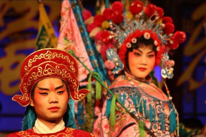 Chengdu Signature Opera Face Changing and Tea - Timing and meeting point: plan your evening around the 8:00 pm start