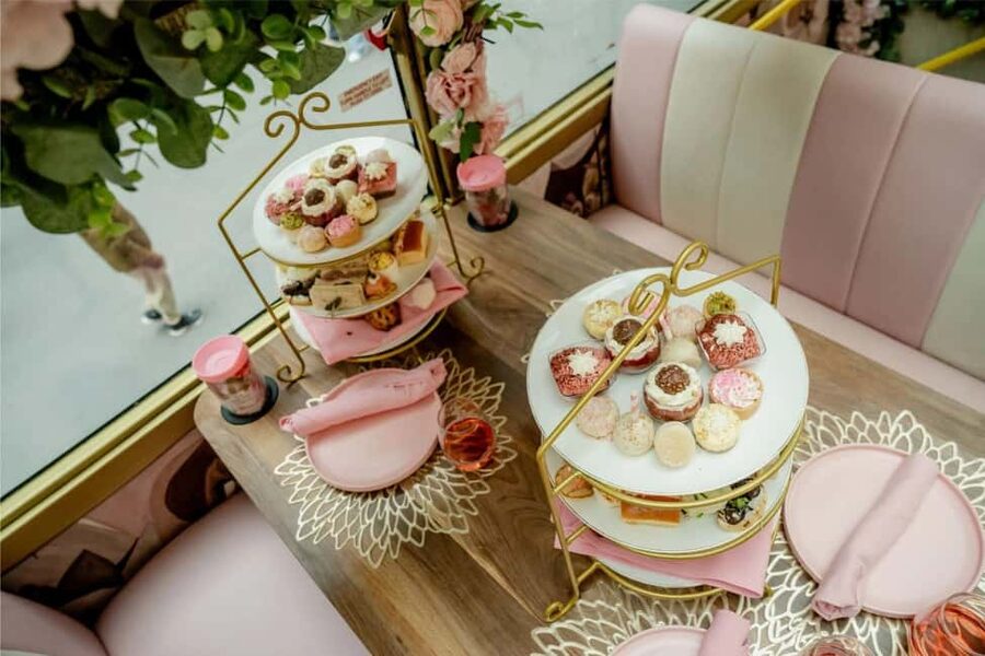 Chicago: Tea Around Town With Curated Teas & Iconic Sights - Live singing and the floral lounge vibe onboard
