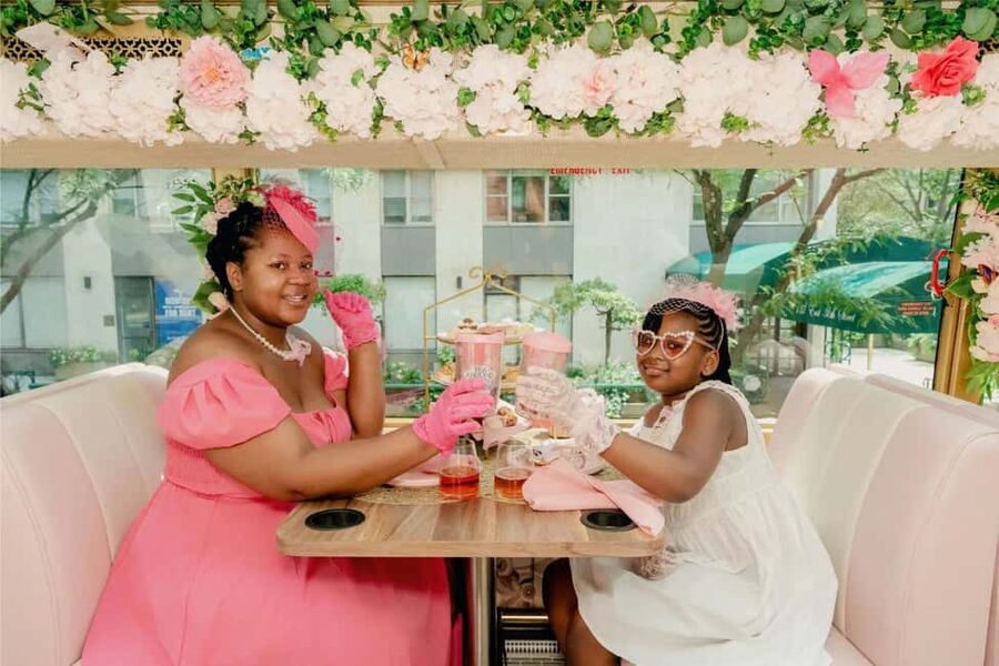 Chicago: Tea Around Town With Curated Teas & Iconic Sights - What you’ll sip and snack: teas, scones, and local-inspired bites