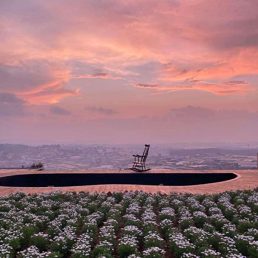 Da Lat: Sunrise Panorama, Green Tea Hill and Strawberry Farm - Dry slide, grass sledding, and the giant ball: the thrill section