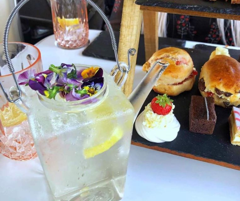 Edinburgh: Vintage Bus Tour with Afternoon Tea or Gin - Vintage Routemaster Comfort: What the 1.5-Hour Ride Feels Like