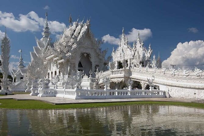 From Chiang Rai: 3 Temples, Golden Triangle Tour, Tea Plantation - White Temple and Blue Temple: Two Temple Styles You Can Actually Compare