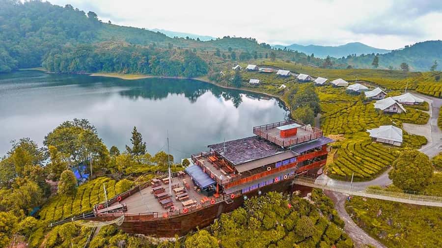 From Jakarta : White Crater , Pinisi Lake , Tea Plantation - Bandung photo stop: a quick window, not a city immersion