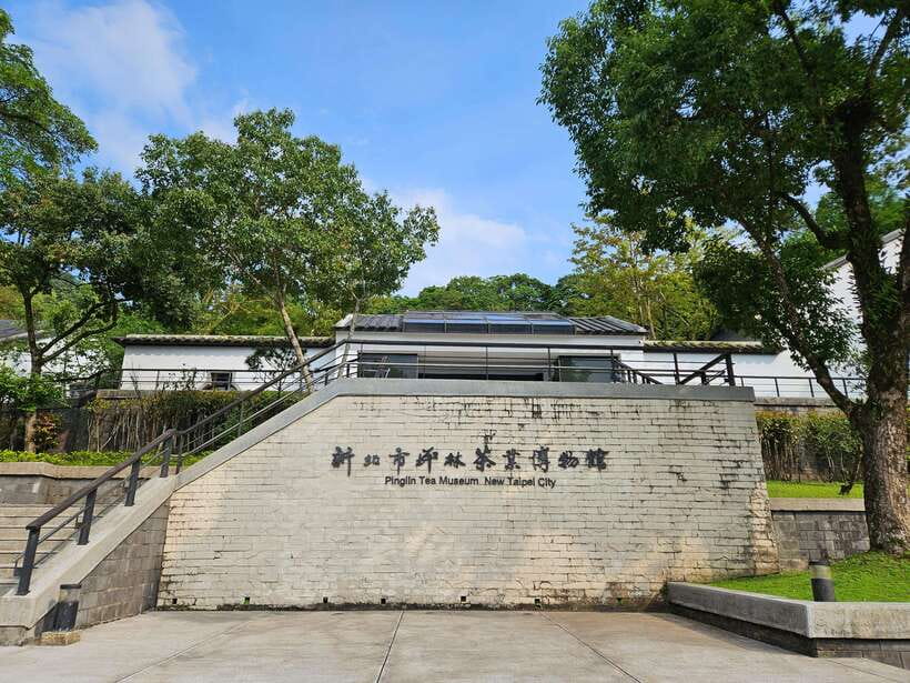 From Taipei: Thousand Island Lake and Pinglin Tea Plantation - Getting Out of Taipei: Shiding’s Quiet Start and the Mountain Road