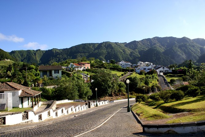 Full-Day Furnas Tour: Hot Springs, Traditional Lunch & Tea - Stop 2: Lagoa das Furnas and the Cozido Tradition