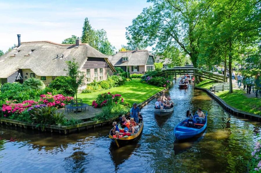 Giethoorn : 1 Hour Canal Cruise in Village With Coffee/Tea - Key Reasons This 1-Hour Giethoorn Cruise Works