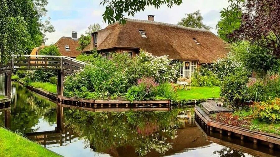 Giethoorn : 1 Hour Canal Cruise in Village With Coffee/Tea - Gliding Through Giethoorn’s Canals on a Quiet, Modern Electric Boat