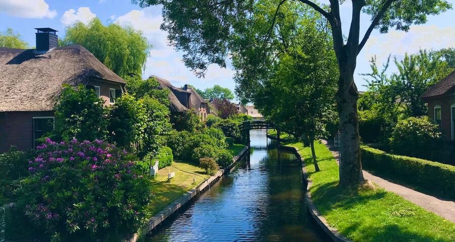 Giethoorn : 1 Hour Canal Cruise in Village With Coffee/Tea - The Village-Center Drop-Off That Saves Your Legs