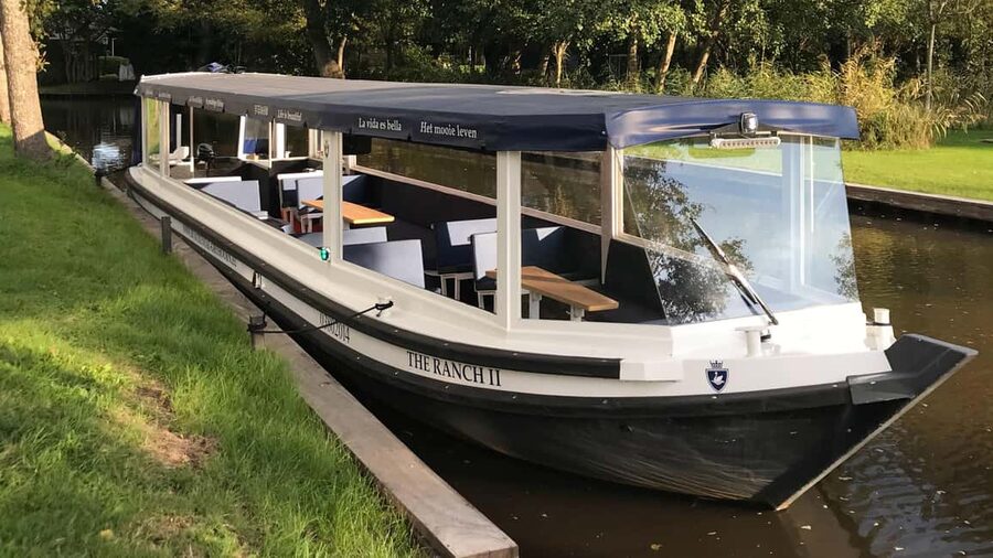Giethoorn : 1 Hour Canal Cruise in Village With Coffee/Tea - Price and Value: Why $11 for One Hour Can Make Sense