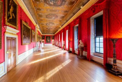 Guided Kensington Palace Tour, Royal Guard Change & Afternoon Tea - Changing of the Guard at Buckingham Palace: see the full arrival