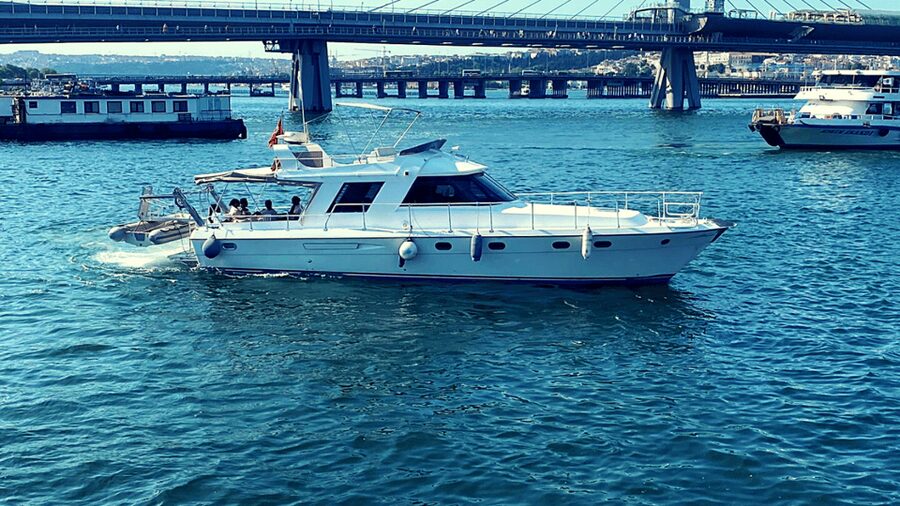 İstanbul: Bosphorus Private Yacht Cruise with Tea and Coffee - Onboard Experience: Crew, Tea and Coffee, and the Real Comfort Test