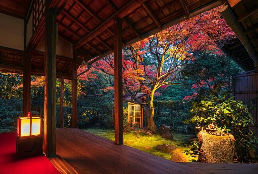 Kyoto: Nighttime Zen Meditation and Matcha Tea Experience - Meeting the guides and settling into a 90-minute rhythm