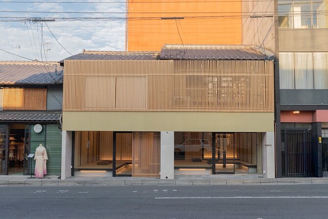 Kyoto : Okada Tea Ceremony & Kimono - Choosing your kimono and getting dressed right