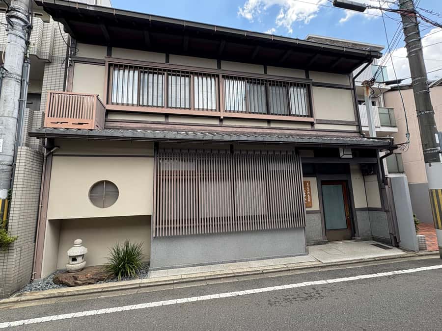 Kyoto: Tea Ceremony, in traditional Japan house (ENG/ES/NLD) - Entering a 100-year house with a garden view