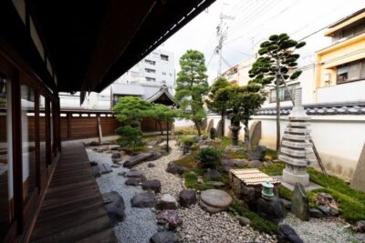 Kyoto: Tea Ceremony Ju-An at Jotokuji Temple - The Temple Walk: Gates, Benches, and the Purification Fountain