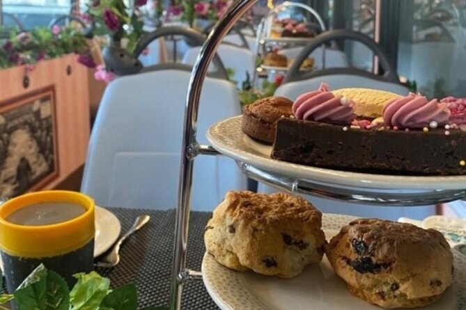 London Afternoon Tea Bus with Panoramic Tour - Boarding a Double-Decker: Getting the Best Seats
