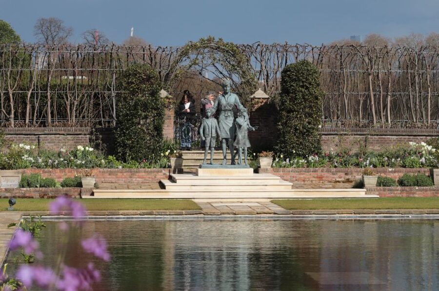London: Buckingham Palace Walk & Tea at Kensington Palace - From Green Park to St James’s Back Streets