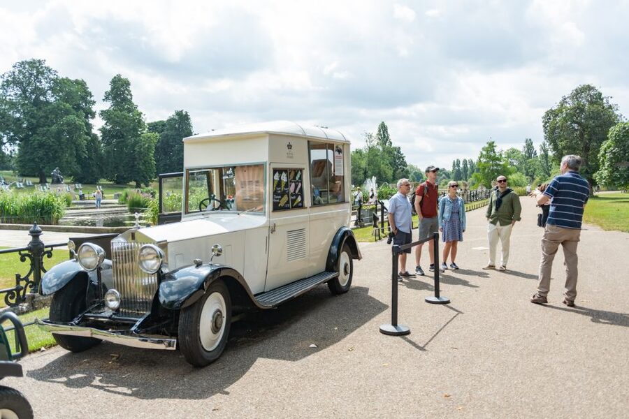 London: Kensington Palace Afternoon Tea & Guided Walk - Queensway Station start: easy to find, worth arriving a few minutes early
