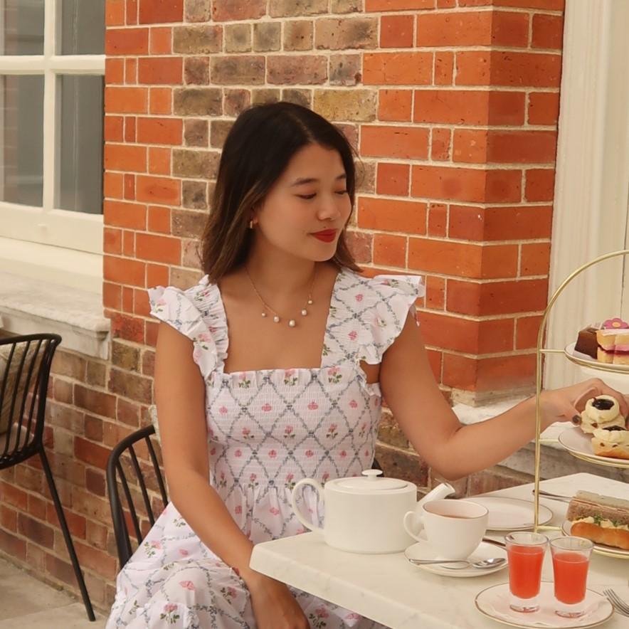 London: Kensington Palace Afternoon Tea & Guided Walk - Kensington Palace Gardens: ornate water features, flower beds, and Diana connections
