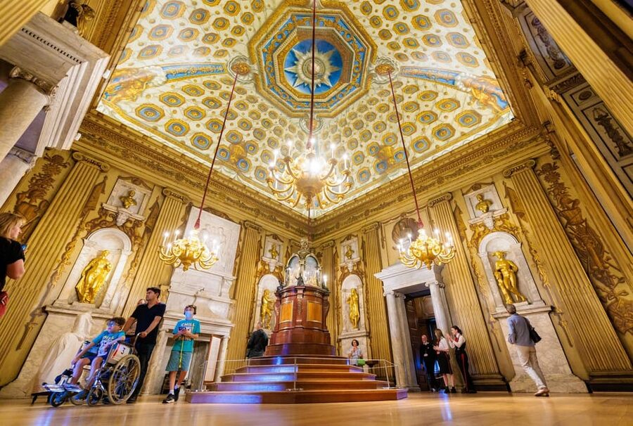 London: Kensington Palace Tour, Guard Change & Afternoon Tea - Royal pageantry at Buckingham Palace, with a backup plan