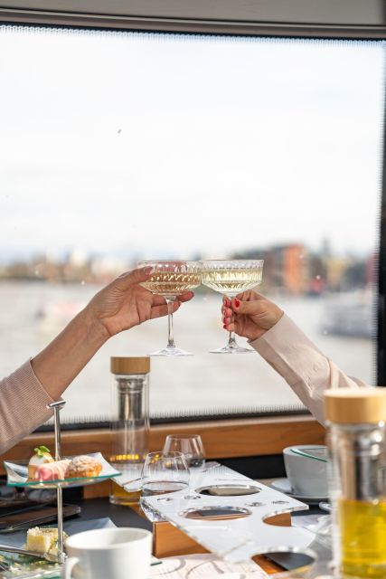 London: Traditional Afternoon Tea Tour in a Luxury Coach - The Interactive Audio Guide in English and French (Use It, Don’t Just Wear It)