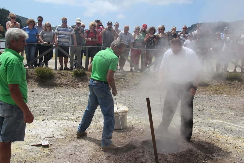 São Miguel: Furnas Volcano & Tea Plantation Tour & Lunch - Cozido na caldeira lunch: what makes it special (and how to enjoy it)
