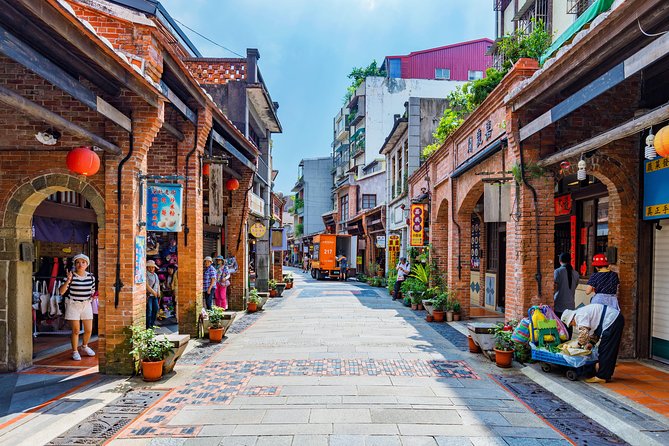 Sip & Savor: Maokong Tea & Shenkeng Stinky Tofu Private Day Tour - Soaring On The Maokong Gondola: Your First Hour Of Views