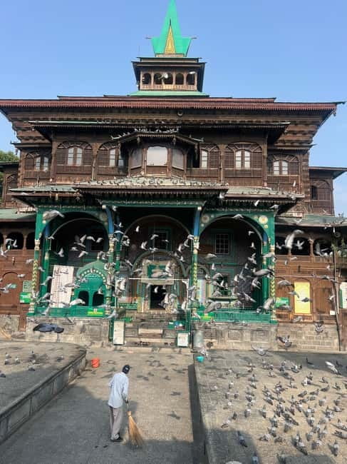 Srinagar Old City Heritage Walking Tour with Kahwa Tea - Walking from Pather Masjid into Srinagar’s Old City