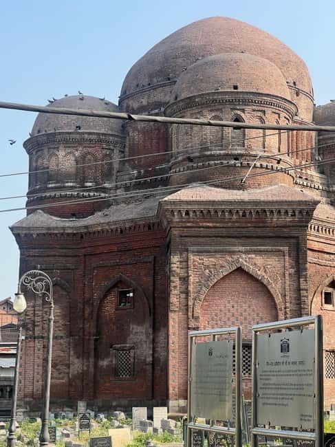 Srinagar Old City Heritage Walking Tour with Kahwa Tea - Meeting artisans and learning what’s still made by hand