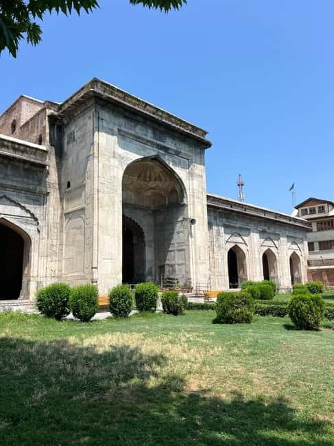 Srinagar Old City Heritage Walking Tour with Kahwa Tea - Pacing, group size, and languages you can actually use