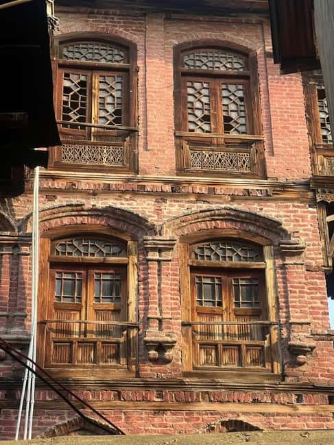 Srinagar Old City Heritage Walking Tour with Kahwa Tea - Shrine stops that explain why people built them