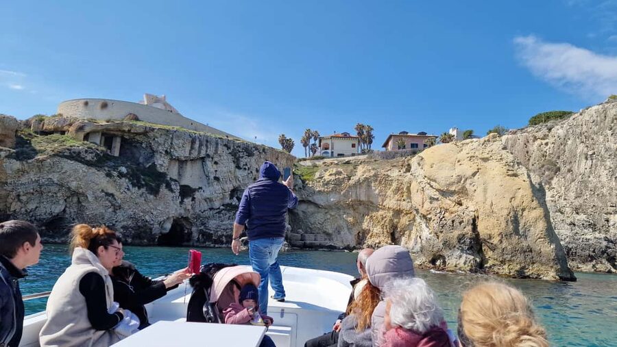 Syracuse:Ortigia, Sea Caves Winter Boat Tour + Tea & Blanket - Meeting at A Surgiva: Getting to Riva Forte Gallo Without Stress