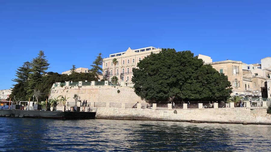 Syracuse:Ortigia, Sea Caves Winter Boat Tour + Tea & Blanket - Sea Caves and Rocky Inlets: How the Skipper Finds the Best Water