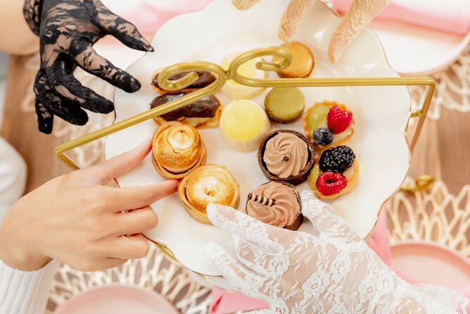 Tea Around Town® NYC: Mobile Tea Room Experience - Live Commentary and On-Board Entertainment: What You Can Expect