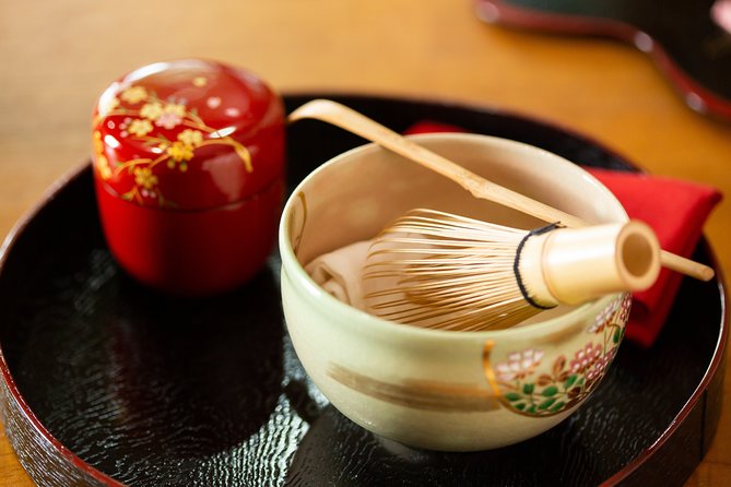 Tea ceremony experience with simple kimono in Okinawa - Photos at the gold folding screen (and the final cloth change)