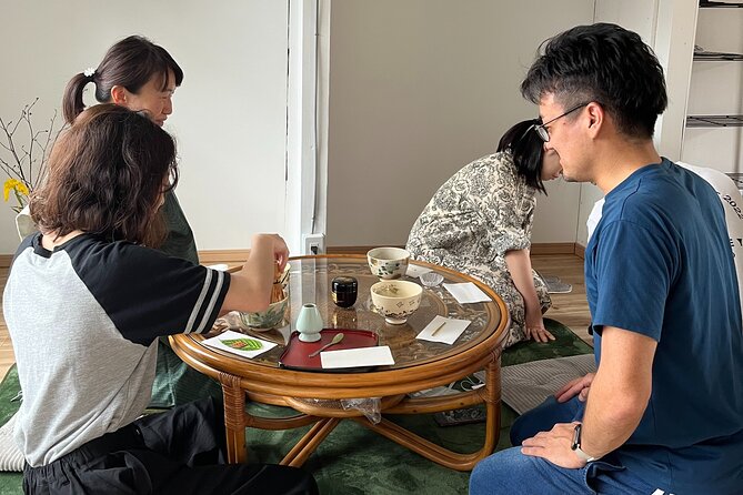 Tea Ceremony in a Century-old Japanese Town House - The kimono demonstration: watch first, then imitate