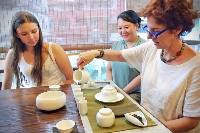 Tea of Taipei: Small-Group Tour with Taipei City Sightseeing - Shihting Old Street tea ceremony: learning the steep like a pro