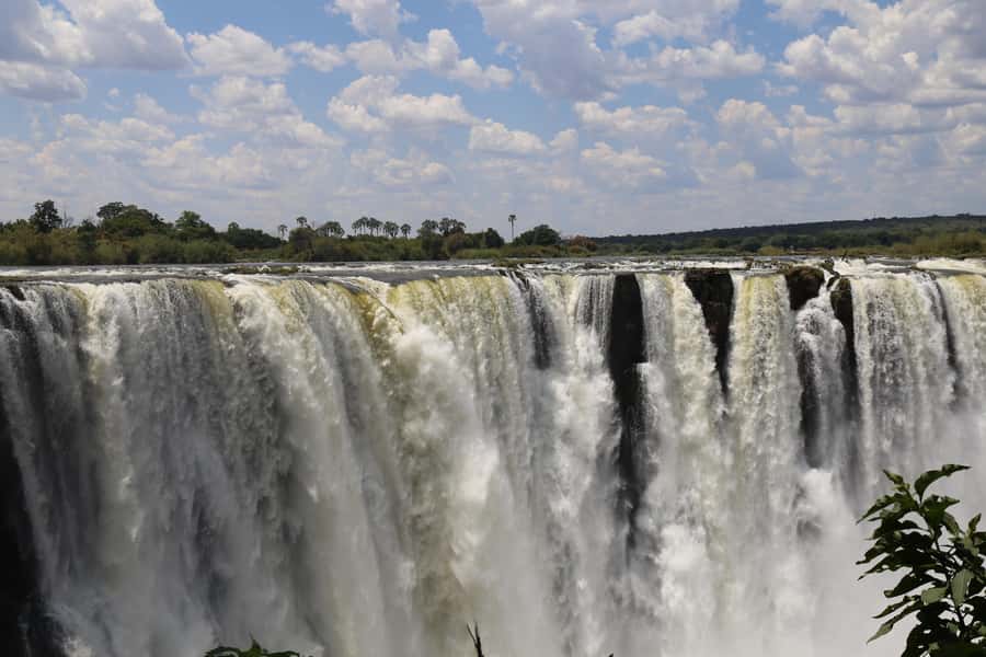 Victoria Falls Guided Tour with High Tea - High tea at the Victoria Falls Hotel: comfort with a big view