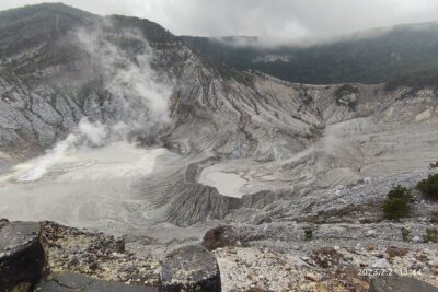 Volcano, Hot Spring, Tea Factory, rice fields and Coffee Tour - Tangkuban Perahu Volcano: sulfur smell plus upside-down-boats vibes