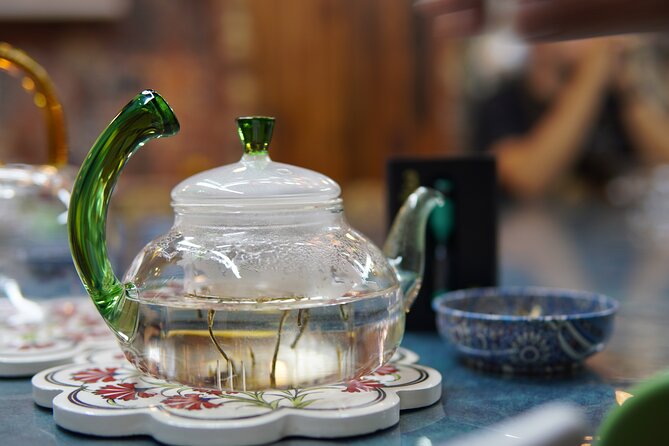 World Teas and Turkish Tea Brewing & Tasting Workshop in Istanbul - Brewing Turkish Tea in Double Teapots (And Why Strength Changes)